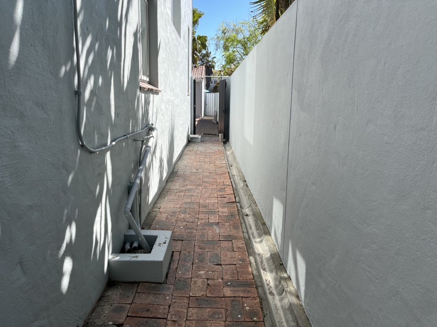 4 Bedroom Property for Sale in Bloubergrant Western Cape